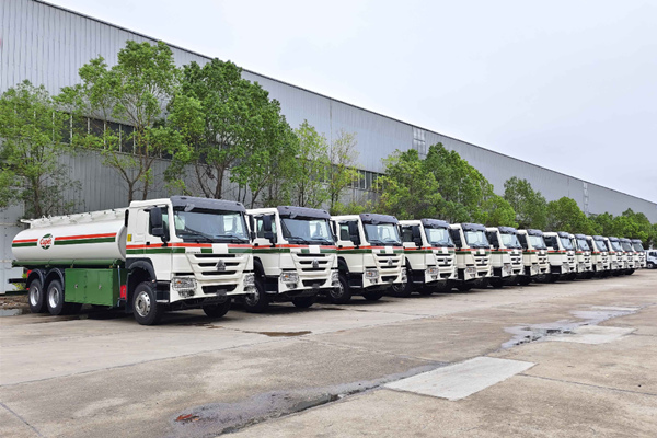 HOWO 20000L refueling tanker trucks for export