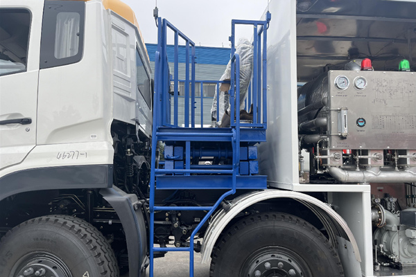 Aircraft fuel truck mounted Hydraulic lifting platform