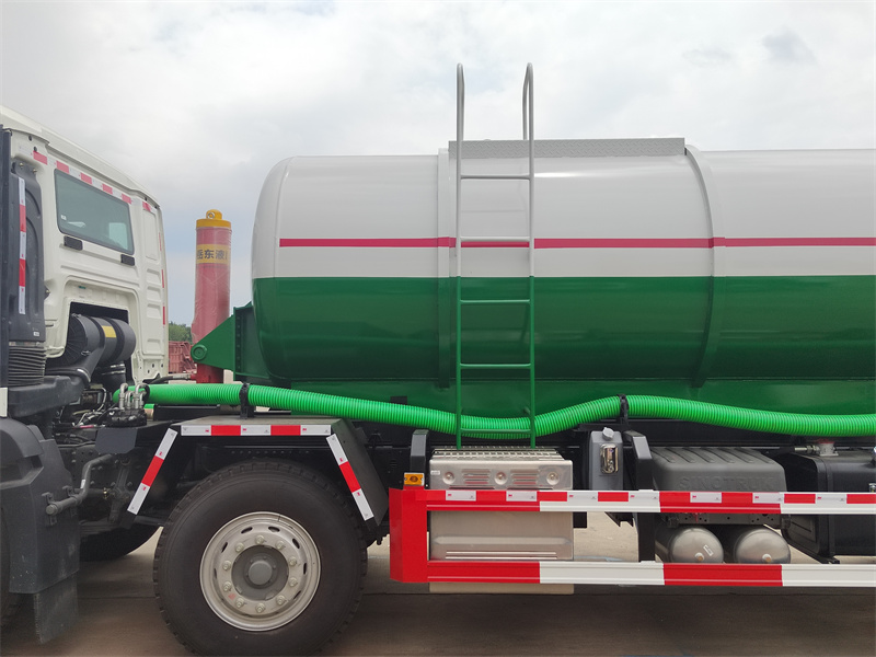 Hydraulic oil tank，ladder