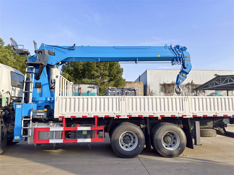 Howo NX cargo truck with 14tons crane