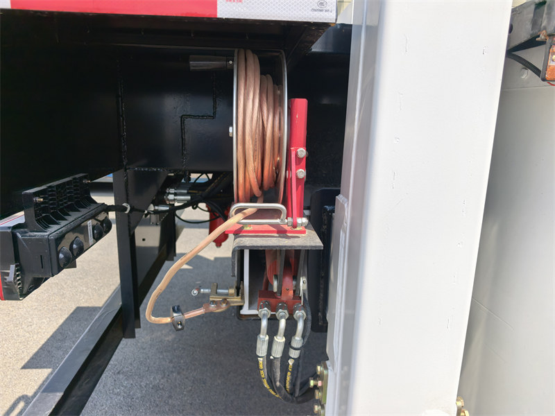 Sinotruk insulated boom aerial work platforms truck